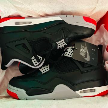 Air Jordan 4 Bred