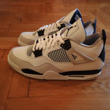 Air Jordan 4 military black