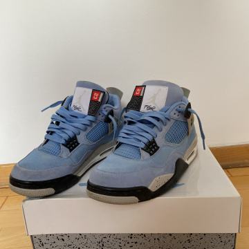 Air Jordan 4 UNC