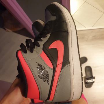 Air Jordan mid pink shadow