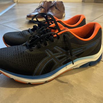 Asics tenisice crne nove 44,5