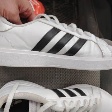 Bijele Adidas tenisice broj 44