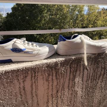 Bijele tenisice sa znakom pera