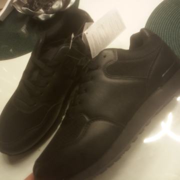 Crne  tenisice br 43 - NOVO