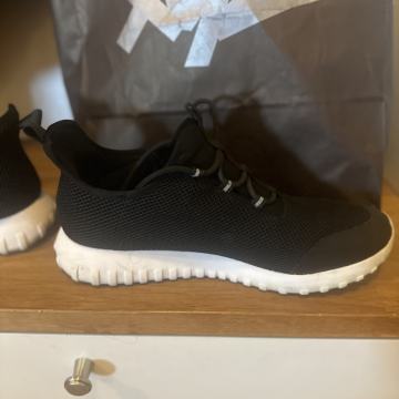 Calvin Klein tenisice. Kao nove. Broj 45.