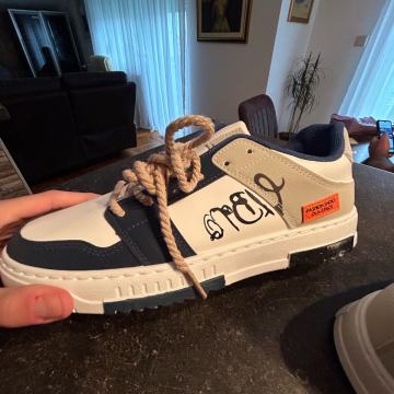 Dizajnerske tenisice 43 broj