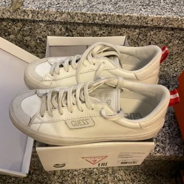 Guess tenisice br. 40