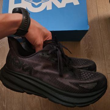 Hoka Clifton 9 triple Black