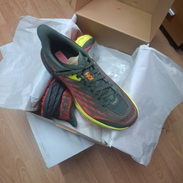 Hoka,Speedgoat 5 wide,broj. 44 EU