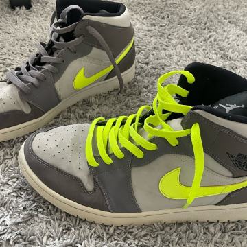 Jordan 1 Gunsmoke mid