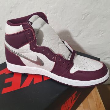 JORDAN 1 RETRO HIGH BORDEAUX, NOVE