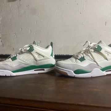 JORDAN 4 RETRO SB