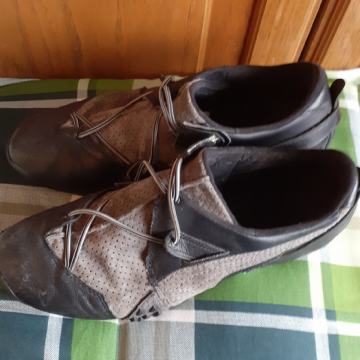 kožne tenisice puma br 42,5