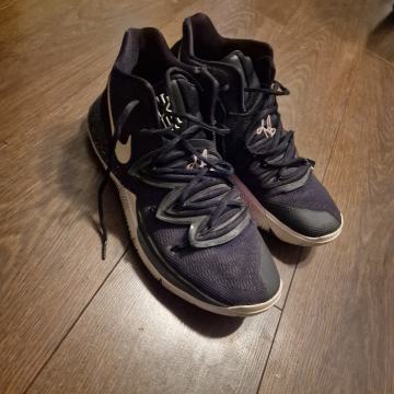 Kyrie Irving 5 black magic 48.5