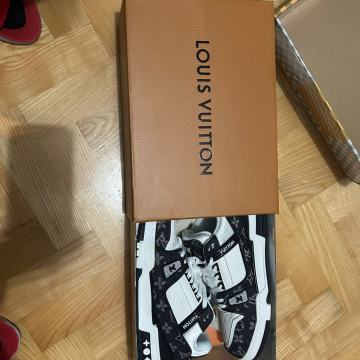 Louis vuitton black white