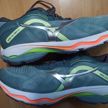 MIZUNO tenisice za trčanje (broj 46) + steznici za zglob