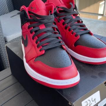 NIKE AIR JORDAN 1 MID