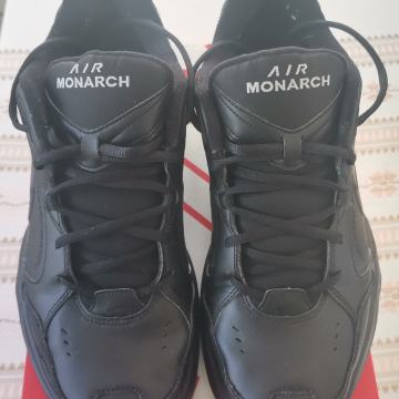 NIKE AIR MAX MONARCH