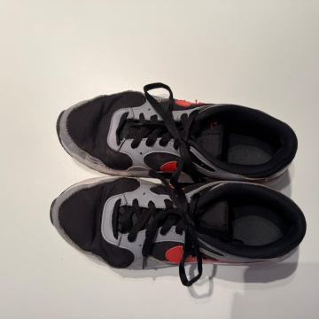 Nike air tenisica sivo crvene