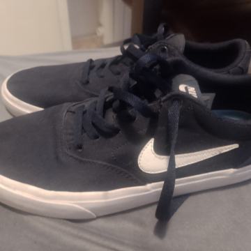 Nike br.45 kvatetne tenisice vrlo udobne