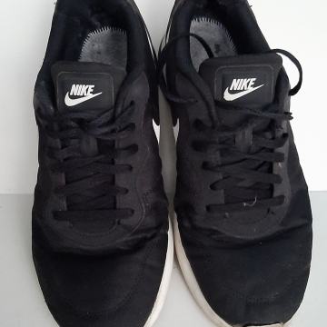 NIKE crne tenisice 46