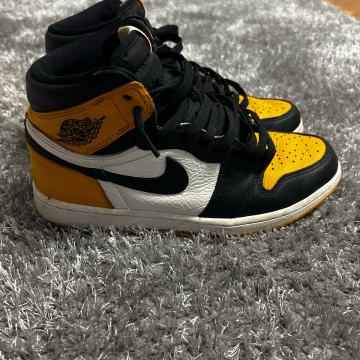 Nike Jordan 1 high yellow toe