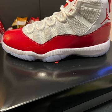 NIKE JORDAN 11 CHERRY