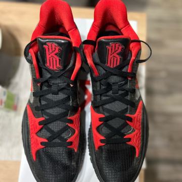 Nike Kyrie 4 LOW BRED