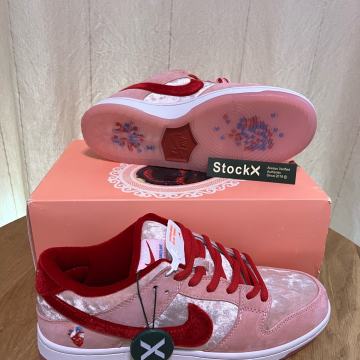 Nike SB Dunk Low Strange Love