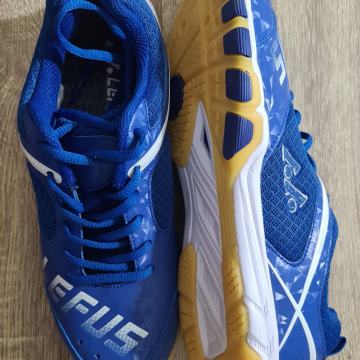 Potpuno nove vrlo lagane tenisice za stolni tenis i badminton