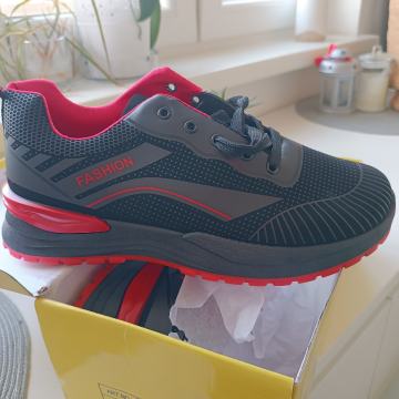 Prodajem nove crno/crvene tenisice 45