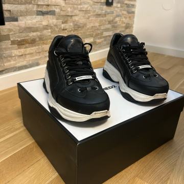 Prodajem Dsquared2 tenesice