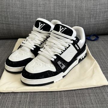 Prodajem Luis Vuitton tenesice vel. 45