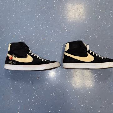 Prodajem Nike Blazer Mid 77 Pomegranate tenisice