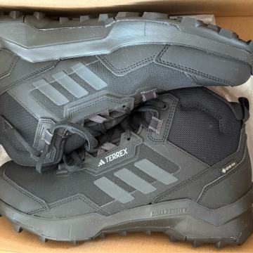 Prodajem  nove tenisice Adidas Terrex AX4 MID GTX