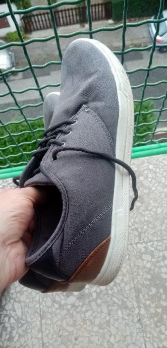 Redtag br. 42 kvalitetne udobne platnene tenisice