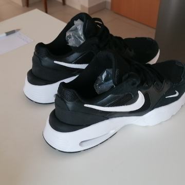 crne tenisice muške Nike 46