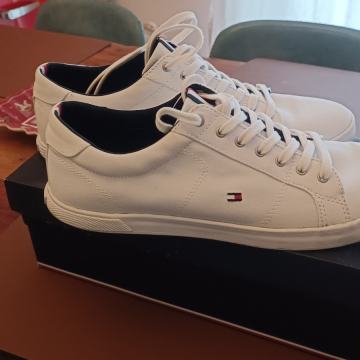 Tommy Hilfiger tenisice br 45 mogućnost zamjene