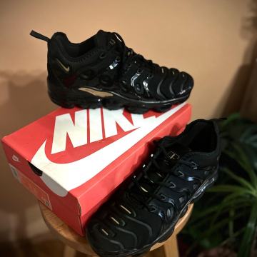 VAPORMAX PLUS 44-BLACK/GOLD NOVO