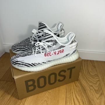 yeezy 350 v2