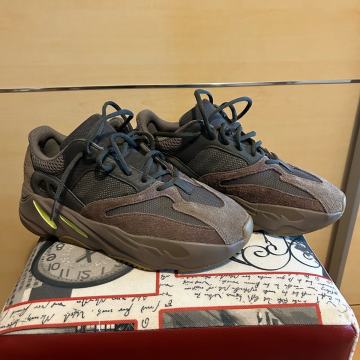 Yeezy 700 Mauve 43 1/3, nove original