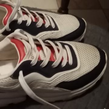 Zara br 40 kožne kvalitetne udobne tenisice