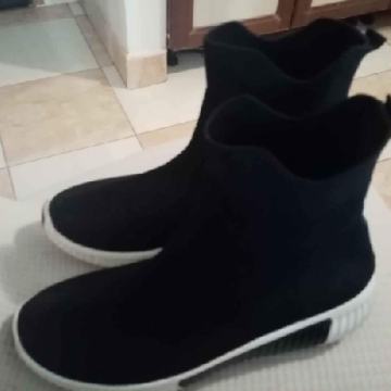 Zara br.40 kvalitetne udobne gležnjače