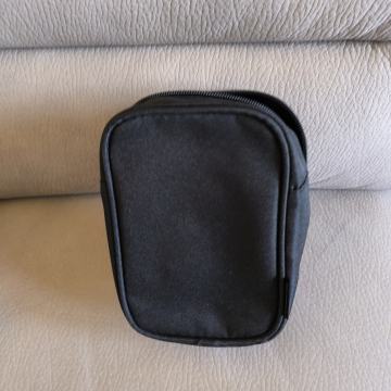 Novi crni neseser SENNHEISER od kvalitetne čvrste tkanine