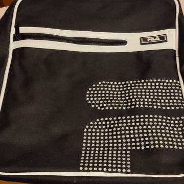 Fila torba preko ramena srednje veličine novo