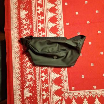 Hugo Boss torbica oko struka