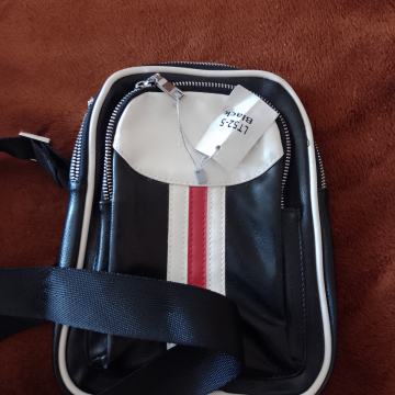 Kožna nova torbica 16x25x4cm na rame s regulacijom duljine