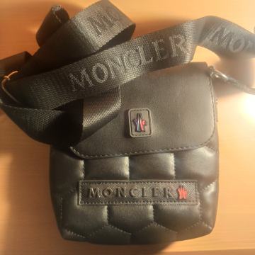 M O N C L E R  ( kozna torbica )