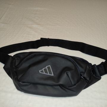 Muška torbica crna adidas oko struka ,nova nikad nije nošena