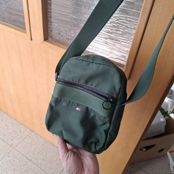 Muška Torbica TOMMY HILFIGER ,ORGINAL NE NOSENA!!!